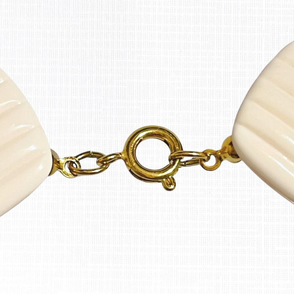 VTG Avon Summer Sands Necklace Clip-On Earrings Set Ribbed Beige Acrylic Mod - Picture 6 of 8